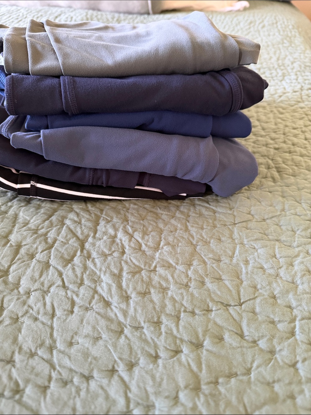 Set of 6 pairs of Athleta leggings
4 pairs are Salutation Stash